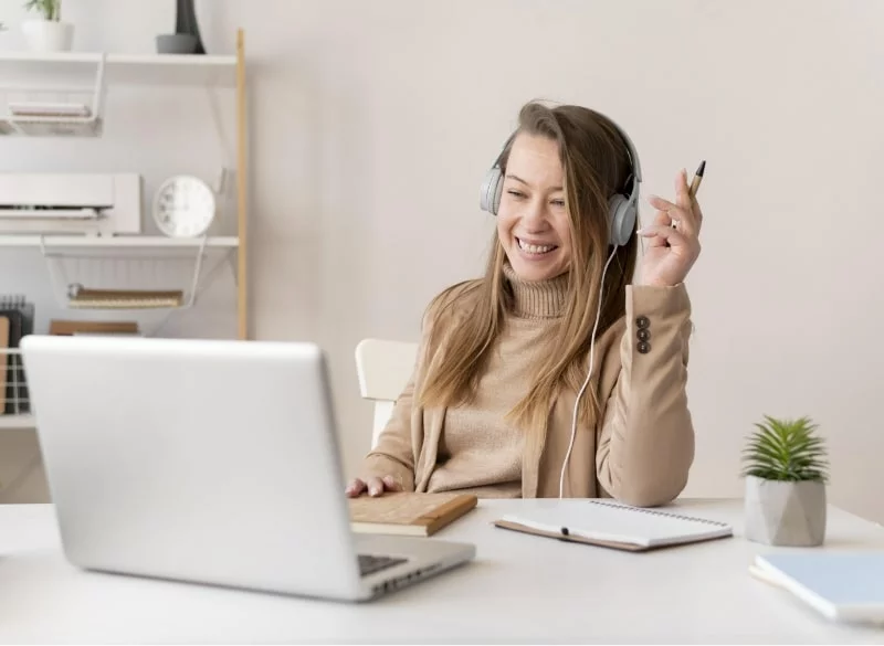 Uśmiechnięta lektorka SpeakPro Academy podczas lekcji online, wyjaśniająca jak skutecznie uczyć się słówek i trwale zapamiętywać nowe wyrażenia.