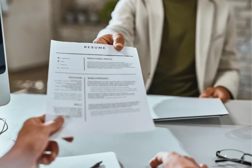 Przekazanie gotowego CV (resume) podczas procesu rekrutacji - profesjonalny angielski w biznesie i skuteczne techniki pisania CV po angielsku.