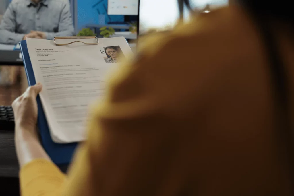 Analiza struktury dokumentu rekrutacyjnego - praktyczne porady, jak napisać CV po angielsku, które przyciągnie uwagę zagranicznych pracodawców.