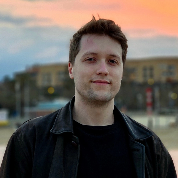 Adam - profesjonalny lektor języka angielskiego, dbający o merytoryczną jakość kursów językowych online.