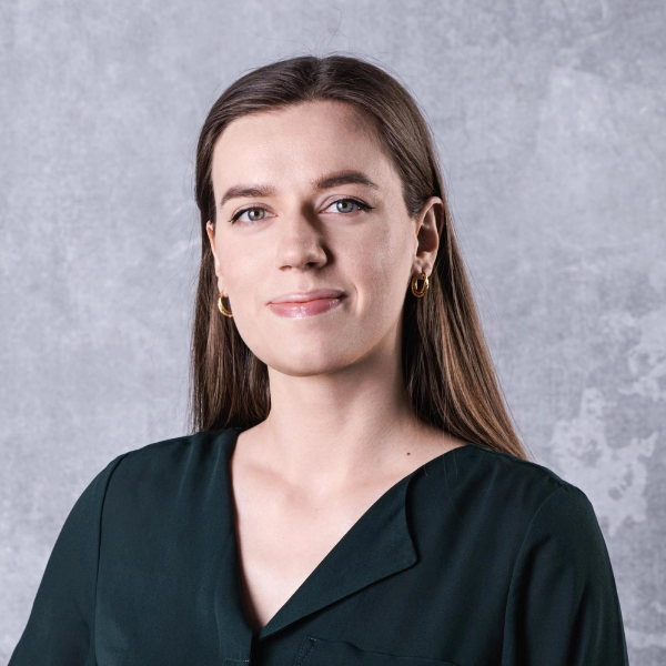 Karolina - doświadczony lektor języka angielskiego, promująca bezstresową naukę języków online.