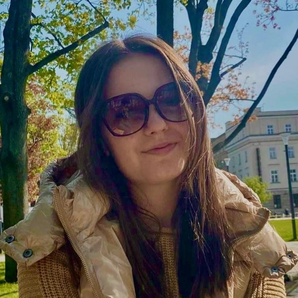 Martyna - profesjonalny lektor języka angielskiego w zespole SpeakPro Academy, wspierająca skuteczną naukę języków online.